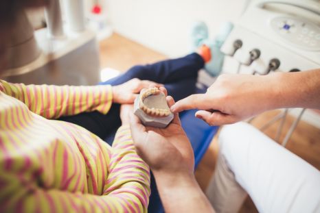 Patient bekommt Modell gezeigt