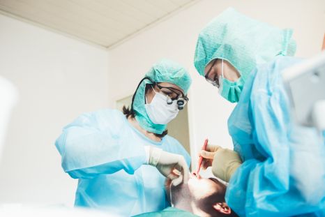 Zahnärzte während der OP